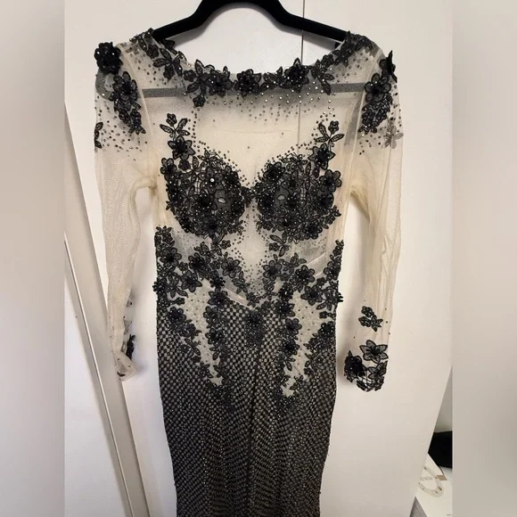 Elegant Black and Cream Floral Dress - Picture 4 of 9